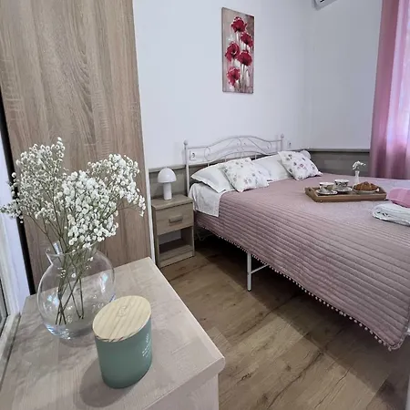 Vela - Two Bedroom With Balcony Apartament *